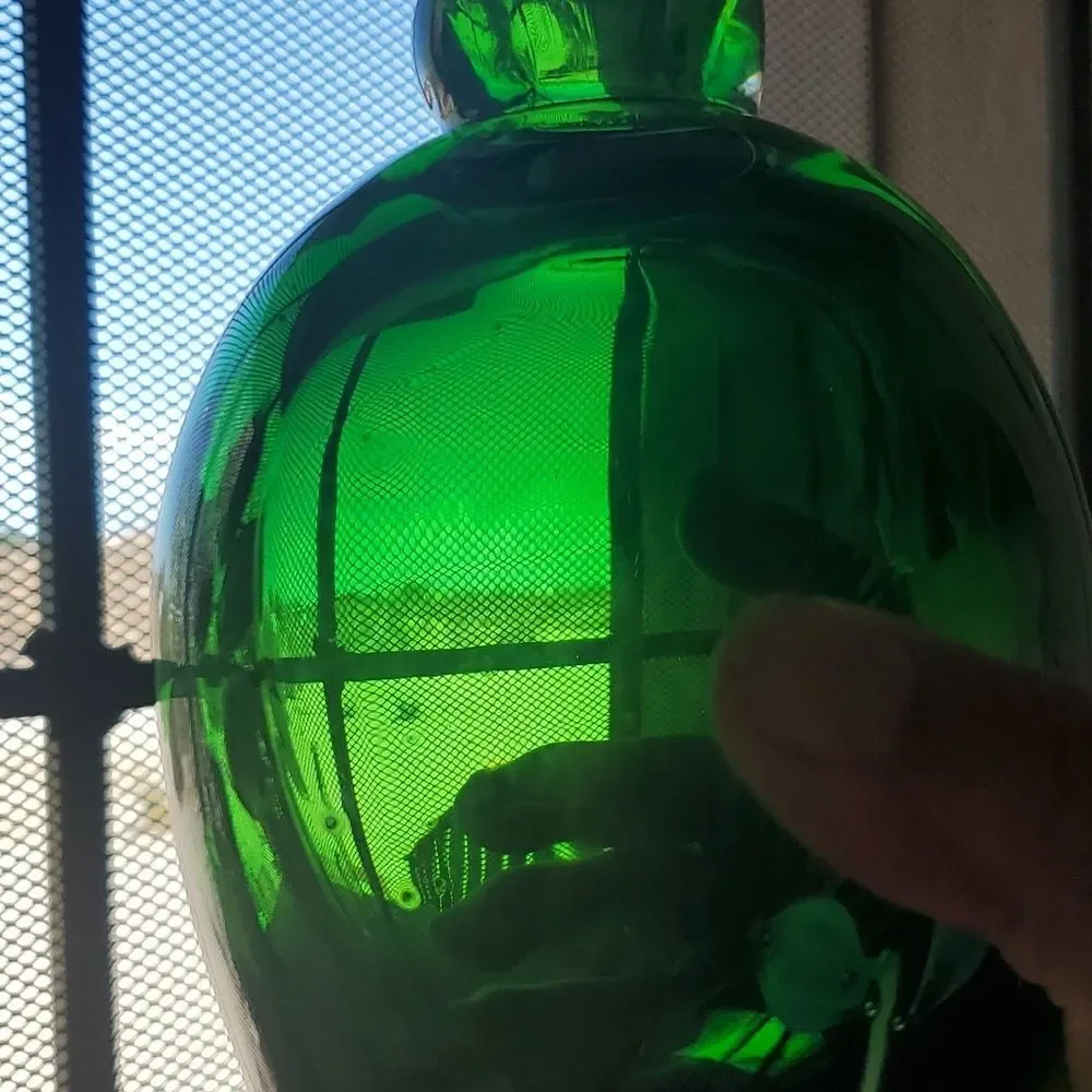 Gorgeous Designs Green Glass Vase – Leaf Motif – 6